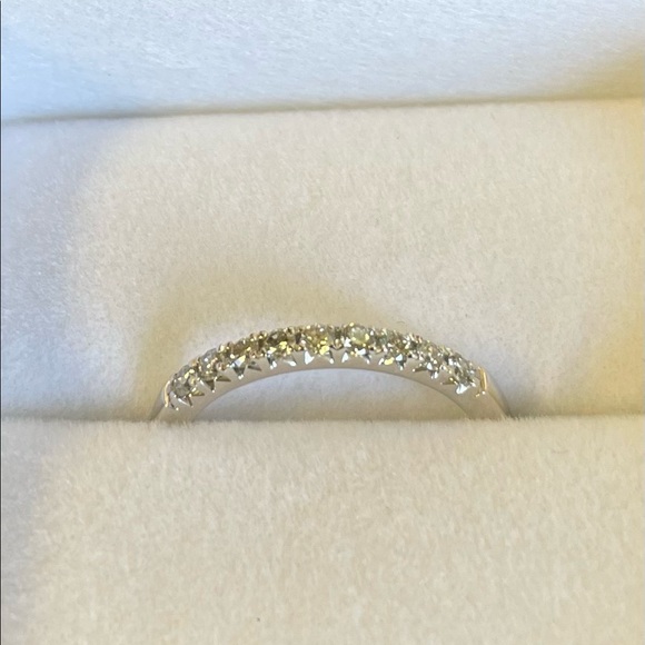 10k White Gold 1/4ct diamond band - Picture 3 of 6